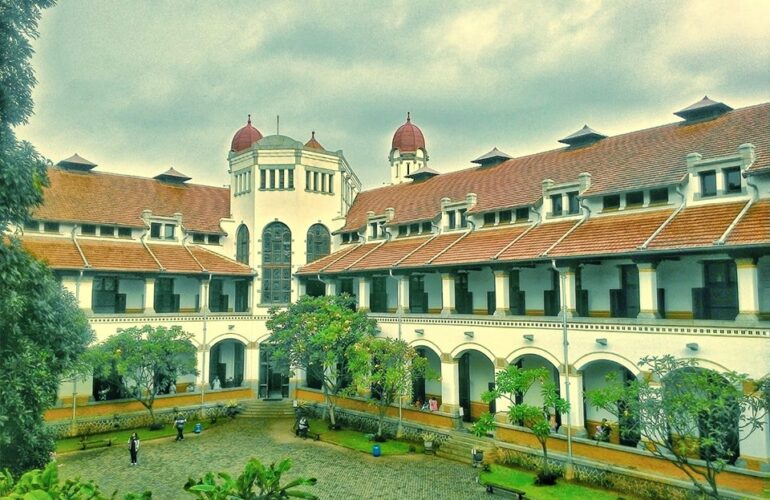 Lawang Sewu Salah Satu Tempat Terhoror Di Indonesia Tepatnya Di Kota Semarang